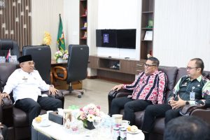 Kepala Kantor Wilayah Direktorat Jenderal Imigrasi Sumatera Utara, Dr. Parlindungan, S.H., M.H., didampingi Kepala Kantor Imigrasi Kelas II TPI Pematang Siantar, Benyamin Kali Patembal Harahap, melaksanakan audensi dengan Bupati Simalungun, Dr. H. Anton Achmad Saragih, S.E., M.M.