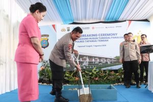 Kapolda Sumatera Utara, Irjen Pol Whisnu Hermawan Februanto, S.I.K., M.H., didampingi Ketua Bhayangkari Daerah Sumut, Ny. Mona Whisnu Hermawan, melakukan peletakan batu pertama (groundbreaking) Pembangunan Rumah Susun (Rusun) Dinas “Tunggal Panaluan” Polres Tapteng.