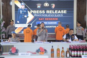 Kapolres Samosir, AKBP Rina Sry Nirwana Tarigan, S.I.K., M.H., memimpin press release mengungkap tujuh kasus tindak pidana di wilayah hukum Polres Samosir.