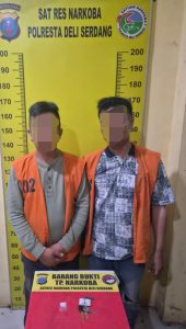 2 pria yang diduga sebagai pengedar narkoba di Desa Sei Tuan Kecamatan Pantai Labu Kabupaten Deli Serdang.