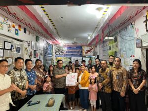 Kepala Kantor Wilayah Ditjen Imigrasi Sumatera Utara, Parlindungan, menyerahkan bantuan berupa kebutuhan pokok dan tali asih ke Panti Asuhan LKSA Cinta Kasih Medan di Medan.
