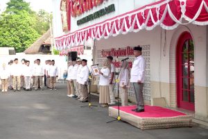 Sekretaris DPD Gerindra Sumut, Sugiat Santoso, memimpin upacara bendera memperingati Hari Ulang Tahun (HUT) ke-81 Kemerdekaan Republik Indonesia.
