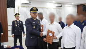 Kepala Rutan Kelas I Medan, Andi Surya, memimpin penyerahan Remisi Umum (RU) Tahun 2026 kepada warga binaan.