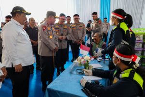 Kapolda Sumatera Utara Irjen Pol. Whisnu Hermawan Februanto, S.I.K., M.H, mengecek pelaksanaan pemeriksaan kesehatan gratis bagi masyarakat Desa Maduma, Kecamatan Simanindo, Kabupaten Samosir.