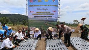 Polresta Deli Serdang melaksanakan penanaman bawang putih serentak di 17 Provinsi Indonesia tahun 2026.