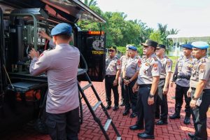 Kapolda Sumatera Utara Irjen Pol Whisnu Hermawan Februanto, S.I.K., M.H., bersama pejabat utama (PJU) Polda Sumut mengecek kendaraan dalam menghadapi situasi tanggap darurat penanganan kebakaran hutan dan lahan (karhutla) di Sumatera Utara.