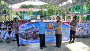 Polisi Wanita (Polwan) Polda Sumatera Utara menggelar Polwan Goes to School.