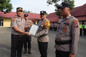 Kapolres Binjai AKBP R. Bimo Moernanda, S.I.K., M.H., memberikan penghargaan kepada personel.