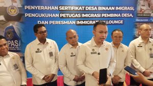 Direktur Jenderal Imigrasi, Hendarsam Marantoko didampingi Kakanwil Ditjen Imigrasi Sumut, Parlindungan (ujung kiri ) saat memberikan keterangan pers kepada awak media, Kamis (20/8/2026).
