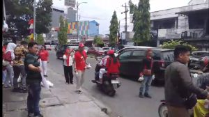 Sekretariat Bersama Forum Advokasi Hukum dan Media Indonesia (SEKBER FAHMI), membagikan ratusan nasi bungkus kepada masyarakat yang membutuhkan di sepanjang Jalan Setiabudi.