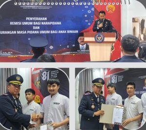 Kepala Rutan Kelas I Labuhan Deli, Eksa Rahnuzulian, menyerahkan remisi kepada perwakilan warga binaan.