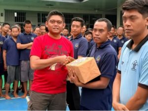 Kepala Rutan Pangkalan Brandan, Akmalun Ikhsan, memberikan hadiah kepada Warga Binaan Pemasyarakatan (WBP) yang meraih juara perlombaan dalam rangka menyemarakkan Hari Ulang Tahun (HUT) ke-81 Republik Indonesia.