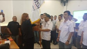 Foto : Ketua SMSI Provinsi Sumatera Utara, Erris J. Napitupulu melaksanakan Musyawarah Daerah (Musda) Ke-1 SMSI Kepulauan Nias dan resmi melantik Yonimasari Hulu sebagai Ketua SMSI Kepulauan Nias Periode 2026 Hingga 2029 Bertempat di Kitchen Cafe & Resto, Kota Gunungsitoli, Sumatera Utara, Selasa (4/8/2026). (BM-red).