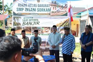 Foto : Wakil Menteri Pendidikan Dasar dan Menengah (Wamen Dikdasmen) RI, Prof. Atip, bersama Ketua Umum Pimpinan Pusat (PP) Persatuan Islam (Persis), K.H. Dr. Jeje Zainuddin, melakukan kunjungan kerja dua hari di Provinsi Sumatera Utara sekaligus meresmikan pemulihan fasilitas pendidikan yang rusak akibat bencana banjir di Kabupaten Tapanuli Tengah, Rabu (5/8). (BM-red).