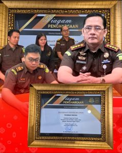 Foto : Kejari Belawan dibawah kepemimpinan Dr. Yusup Darmaputra, S.H., M.H berhasil meraih penghargaan Peringkat Pertama Pelaksana Tugas dan Fungsi Pemulihan Aset Semester I Tahun 2026 untuk kategori Kejaksaan Negeri Tipe B yang diserahkan langsung oleh Kepala Badan Pemulihan Aset, Dr. Patris Yusran Jaya, S.H., M.H, Kamis (20/8). (BM-red).