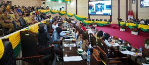 Rapat Paripurna DPRD Medan terkait Ranperda  Pencabutan Perda Nomor 2 Tahun 2013 tentang Lembaga Kemasyarakatan dipimpin Wakil Ketua DPRD Medan, H Rajuddin Sagala.