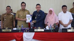 Wali Kota Medan, Rico Waas menyerahkan Nota Ranperda P-APBD TA 2026 Kepada Ketua DPRD Medan Wong Chun Sen.
