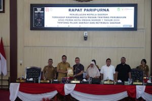 Wali Kota Medan, Rico Waas menyerahkan Penjelasan Revisi Perda Pajak dan dan Retribusi Daerah kepada Ketua DPRD Medan.