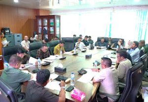 Komisi 3 DPRD Medan menggelar Rapat Kerja terkait Evaluasi Triwulan II Tahun Anggaran 2026 dengan Diskopukmperindag dan Dinas Pariwisata Medan.