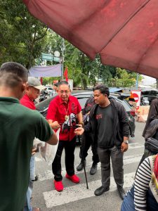 Ketua DPRD Kota Medan, Drs. Wong Chun Sen Tarigan, M.Pd.B, membagikan makan siang gratis kepada masyarakat.