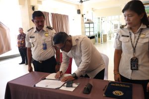 Kakanwil Ditjen Imigrasi Sumatera Utara, Parlindungan, didampingi Kepala Bagian Tata Usaha dan Umum Gelora Adil Ginting serta Ketua Tim Sumber Daya Manusia Rosalyn Lumban Gaol melaksanakan Penandatanganan Pakta Integritas Panitia Seleksi Penerimaan Calon Taruna/Taruni Politeknik Imigrasi dan Pemasyarakatan Indonesia.
