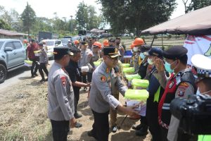 Kapolda melihat langsung aktivitas personel yang bertugas sekaligus memberikan bingkisan berupa paket Polri untuk masyarakat kepada anggota yang berjaga.