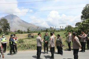 Kapolda Sumatera Utara Irjen Pol. Whisnu Hermawan Februanto meninjau langsung kondisi terkini Gunung Api Sinabung di Kabupaten Karo.