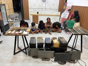 Polisi mengamankan 8 orang yang diduga terlibat dalam aktivitas perjudian online, beserta barang bukti.