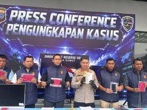 Direktur Reserse Siber Polda Sumut Kombes Pol. Dr. Bayu Wicaksono, S.H., S.I.K., M.Si., didampingi Kabid Humas Polda Sumut Kombes Pol. Dr. Ferry Walintukan, S.I.K., S.H., M.H., menunjukkan barang bukti praktik penipuan online atau scam.
