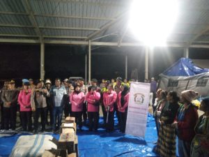 Polri memberikan bantuan di posko pengungsian.