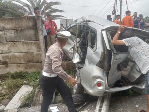 Petugas Satuan Lalu Lintas bergerak cepat menangani insiden kecelakaan lalu lintas yang melibatkan Kereta Api Sri Lilawangsa U80 dengan sebuah minibus jenis Avanza warna silver dan sepeda motor di perlintasan sebidang Jalan Hiu, Kecamatan Binjai Timur.