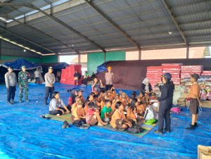 Polres Karo bersama personel BKO Satuan Brimob memberikan pelayanan dan pendampingan kepada warga terdampak erupsi Gunung Sinabung yang berada di posko pengungsian Desa Sukatepu, Kecamatan Naman Teran.