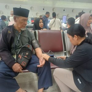 Tim kesehatan memberikan pemeriksaan dan pelayanan medis kepada masyarakat di area Bandara Kualanamu.
