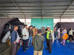 Personel gabungan mengawal proses pemulangan warga dari posko pengungsian.