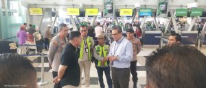 Kapolresta Deli Serdang Kombes Pol Hendria Lesmana, S.I.K., M.Si., mendampingi Wakapolda Sumut Brigjen Pol Naek Pamen Simanjuntak, S.I.K., M.H meninjau situasi di Bandara Internasional Kualanamu.