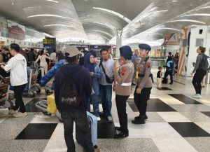 Personel Polresta Deli Serdang meningkatkan pengamanan dan pelayanan kepada masyarakat di Bandara Internasional Kualanamu.