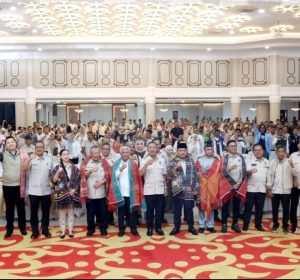 Bupati Tapanuli Selatan, H. Gus Irawan Pasaribu, foto bersama pengurus DPD HKTI Sumut dan DPC HKTI Kabupaten/Kota se-Sumatera Utara.