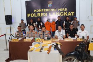Kapolres Langkat AKBP Hannry P.H. Tambunan, S.E., S.I.K., saat mengungkap kasus pembunuhan yang terjadi di Dusun IV Lau Mulgap, Desa Garunggang, Kecamatan Kuala, Kabupaten Langkat.