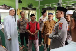 Kapolres Binjai AKBP R. Bimo Moernanda, S.I.K., M.H., ibadah Salat Jumat berjamaah bersama warga di Masjid As-Syakirin.