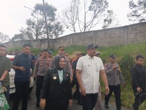 Gubernur Sumatera Utara, M. Bobby A. Nasution, bersama Kapolres Binjai AKBP R. Bimo Moernanda, S.I.K., M.H., dan Plt. Bupati Langkat Tiorita Br. Surbakti, meninjau lokasi jalan longsor di Desa Telagah, Kecamatan Sei Bingai, Kabupaten Langkat.
