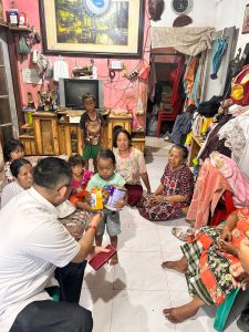 Ketua DPRD Kota Medan, Drs. Wong Chun Sen Tarigan, M.Pd.B., memberikan dukungan berupa susu dan vitamin kepada anak penderita stunting.
