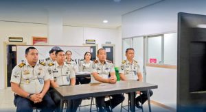 Kepala Rutan Kelas I Labuhan Deli, Eksa Rahnuzulian, bersama jajaran pejabat struktural dan Tim Kehumasan, mengikuti Pengarahan Persiapan Rapat Koordinasi Kementerian Imigrasi dan Pemasyarakatan serta Sosialisasi Kehumasan Pemasyarakatan secara virtual.