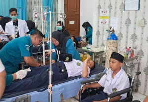 Foto : Puluhan siswa MTsN 2 Kisaran mengonsumsi menu MBG berupa ayam rendang, acar sayur, dan buah. Tak lama setelah makan, para siswa mengalami mual, sakit perut, hingga pusing, sehingga harus dilarikan dan dirawat di Rumah Sakit Umum Daerah (RSUD) Kisaran. Senin (14/9/2026). ((BM-red).