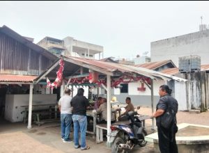 Petugas meminta keterangan dari pemilik warung aktivitas perjudian di lokasi.