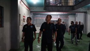 Kakanwil Ditjen PAS Sumut, Jalu Yuswa Panjang, bersama jajaran Lapas Kelas I Medan, Badan Narkotika Nasional Provinsi (BNNP) Sumatera Utara, TNI, dan Polri, melaksanakan razia dan penggeledahan kamar hunian WBP.