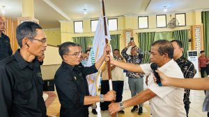 Foto : Katua Forwaka Sumut Irfandi didamping Sekretaris Andre, Menyerahkan SK dan Pataka Forwaka disaksikan Kepala Dinas Komunikasi dan Informatika (Kominfo), Ghazali Rahman, Kasi intel Kejari Tebing Tinggi Sai Sintong Purba, SH, MH, bertempat di Gedung Sawiyah, Jalan Sutomo, Kota Tebing Tinggi, Jumat (18/9/2026). (BM-red).