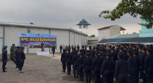 Kakanwil Ditjenpas Sumatera Utara Jalu Yusa Panjan, memimpin Apel Pasukan Razia Gabungan berskala besar di Rutan Kelas I Medan, Jumat (18/9/2026).