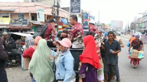 Bid Humas Polda Sumatera Utara berbagi kasih membagikan nasi bungkus kepada masyarakat.