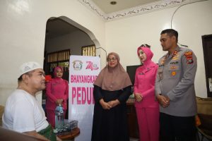 Kapolres Binjai AKBP R. Bimo Moernanda, S.I.K., M.H., bersama Ketua Bhayangkari Cabang Binjai Ny. Tika Bimo, anjangsana kepada Aiptu Chairil, personel Polres Binjai yang sedang menjalani cuti sakit menahun.