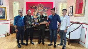 Penyerahan plakat dari Ketua Perbati Sumut Zainuddin Lubis bersama jajaran pengurus kepada Ketua DPRD Kota Medan, Wong Chun Sen Tarigan.